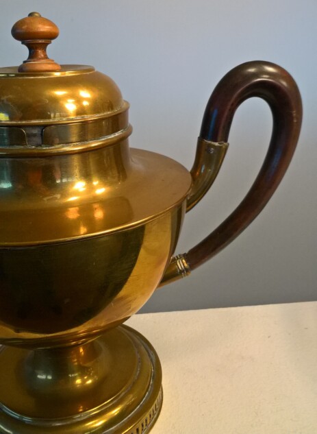 Messing getriebene Teekanne Renaud Cadet Lausanne 1829 Messing getriebene Teekanne Renaud Cadet Lausanne 1829