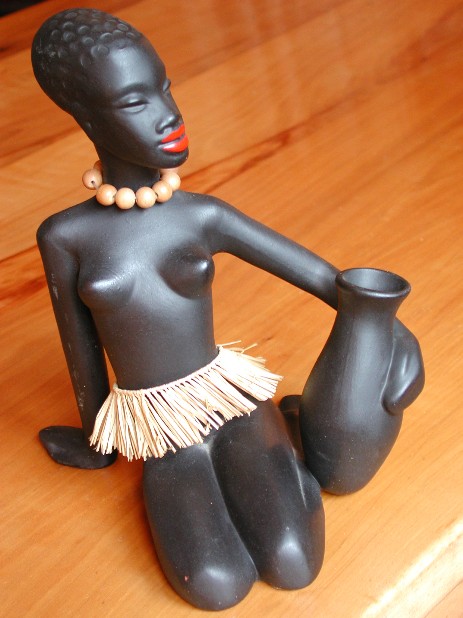 schwarze keramik mädchenfigur kniend mit hafen 1960 sixties schwarze keramik mädchenfigur kniend mit hafen