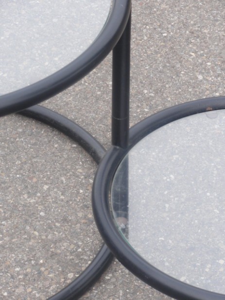 schwarze beistelltische mit ausschwenkbaren glastablaren um 1970 schwarze clubtische mit ausschwenkbaren glastablaren um 1970