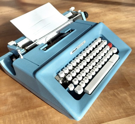 Olivetti Studio 46 Mario Bellini 1974 taubenblau Ivrea Italia