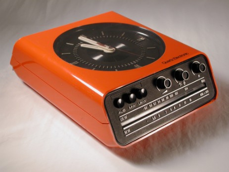 quartz electronic ukw / mw radio mit integrierter zeigeruhr 1970 quartz electronic ukw / mw radio mit integrierter zeigeruhr 1970