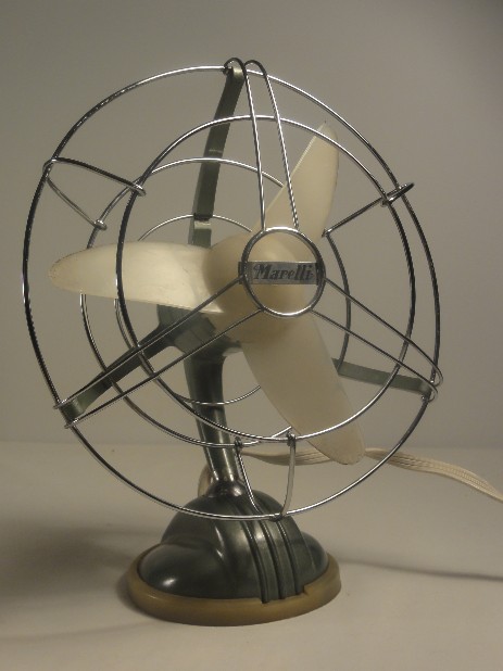 ercole marelli tischventilator grau mit lindgrünen flügeln um 1950